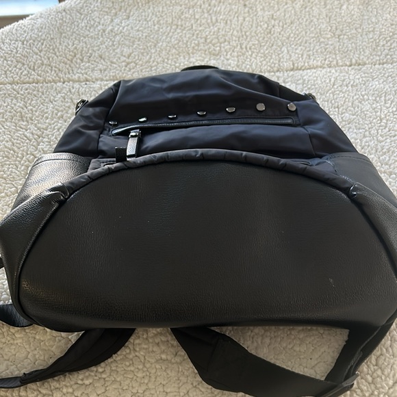 Tutilo Nylon Backpack in excellent condition with laptop compartment - Picture 5 of 5